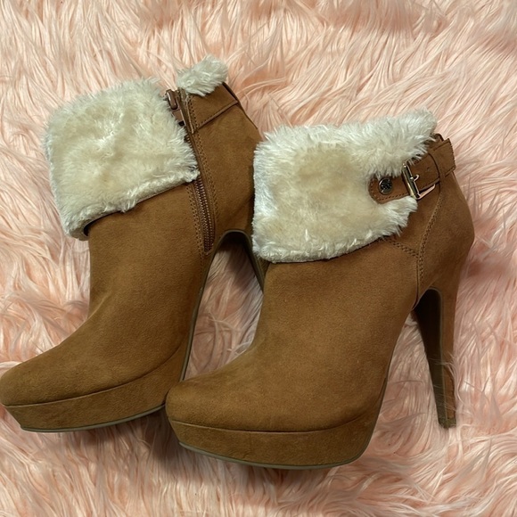 GBG Guess Tan High Heel Ankle Booties White Fur & Buckle Accent Heeled‎ Boots - Picture 4 of 9